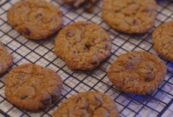 Chewy Chocolate Chip Cookies by Injenious Life for #CookieSwappinGood 2016